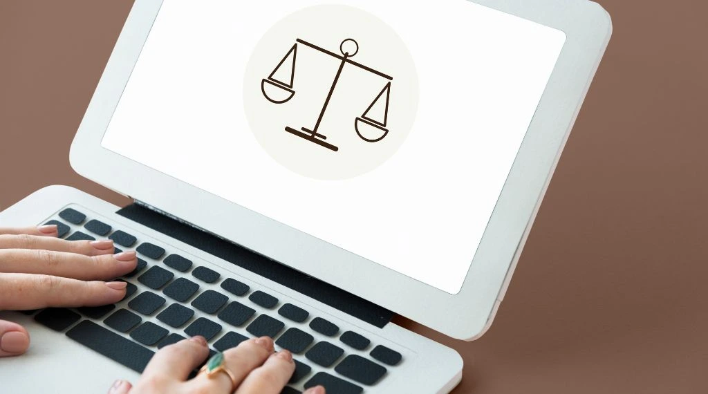 Símbolo de balança no notebook, o que é direito digital